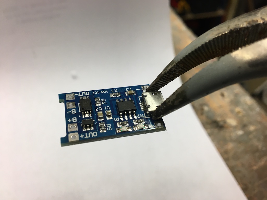Mini Jeux Video 20 - Enlever le prise microUSB.JPG