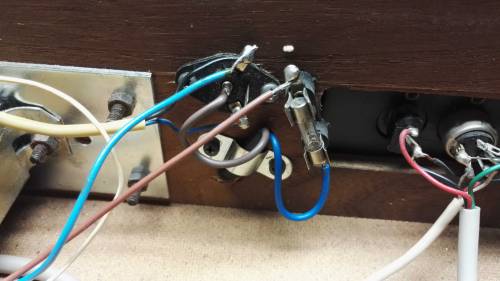 Restauration d un tourne-disque vinyle pt cable secteur soudure short.jpg