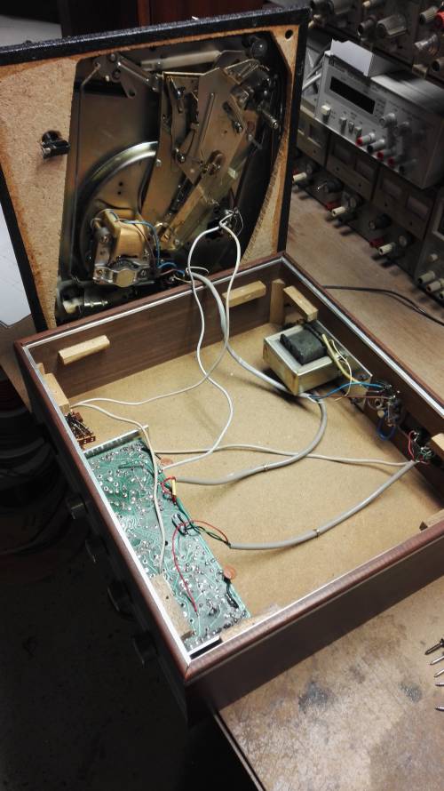 Restauration d un tourne-disque vinyle pt ouverte.jpg
