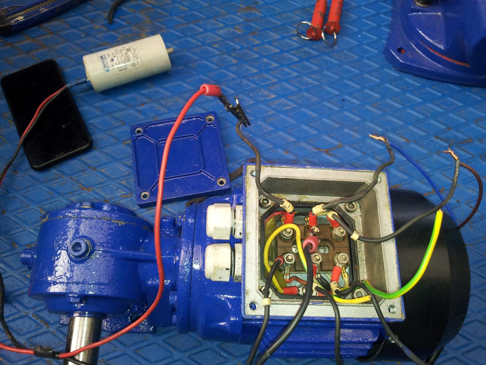 Utilisation Moteur Réducteur Triphasé Cablage.jpg