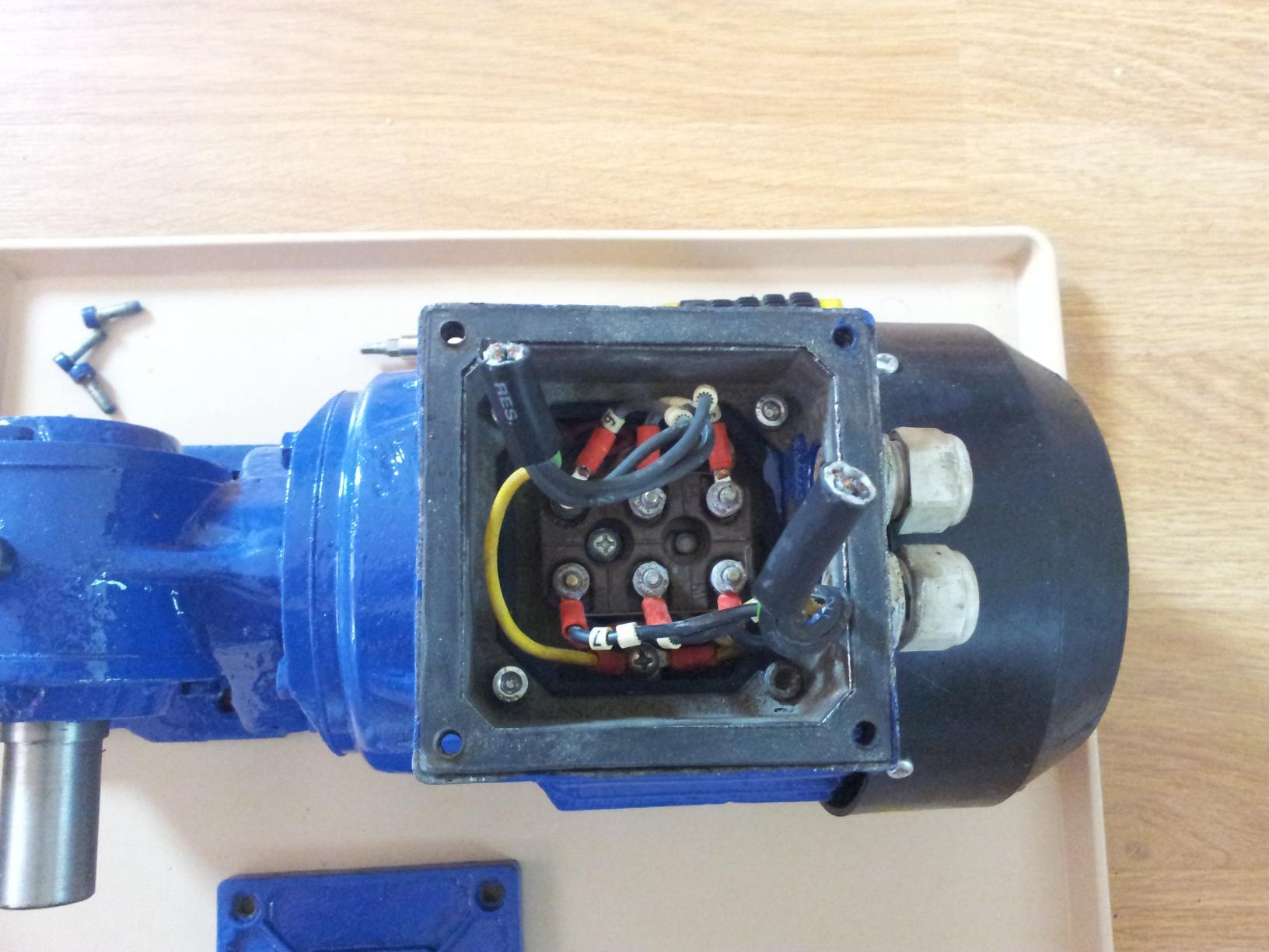 Utilisation Moteur Réducteur Triphasé Moteur2Cables.jpg