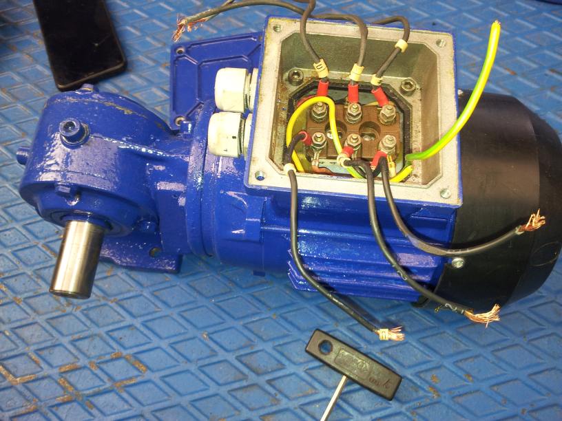 Utilisation Moteur Réducteur Triphasé MoteurBleu.jpg