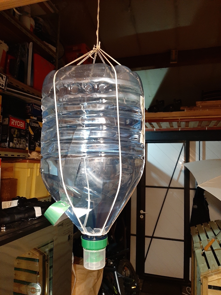 Atelier pour Arrosage automatique et autonome exemple-suspension-de-bouteille.jpg Atelier pour Arrosage automatique et autonome exemple-suspension-de-bouteille.jpg
