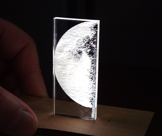 Projet artistiques La symphonie des LUNES Lune sur plexi 2018 03 17-02.jpg Projet artistiques La symphonie des LUNES Lune sur plexi 2018 03 17-02.jpg