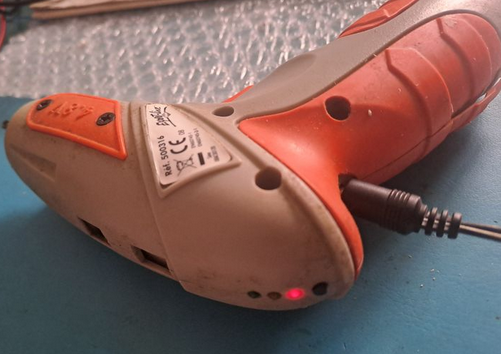 Sauver une visseuse à batterie ou autre appareil sous 4,2V visseuse-en-charge.png Sauver une visseuse à batterie ou autre appareil sous 4,2V visseuse-en-charge.png