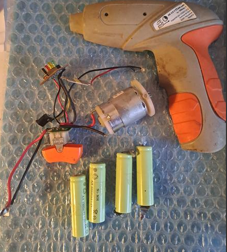 Sauver une visseuse à batterie ou autre appareil sous 4,2V visseuse-hs.png Sauver une visseuse à batterie ou autre appareil sous 4,2V visseuse-hs.png